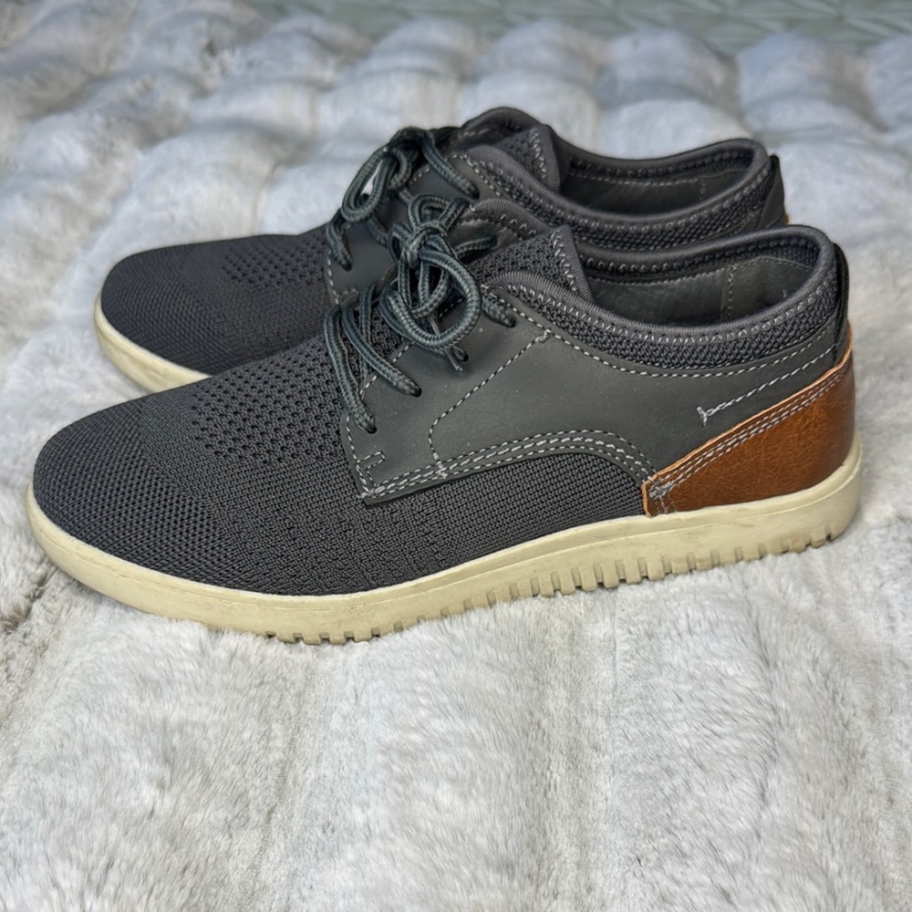 Steve Madden Boys Gray and Brown Shoes size 6